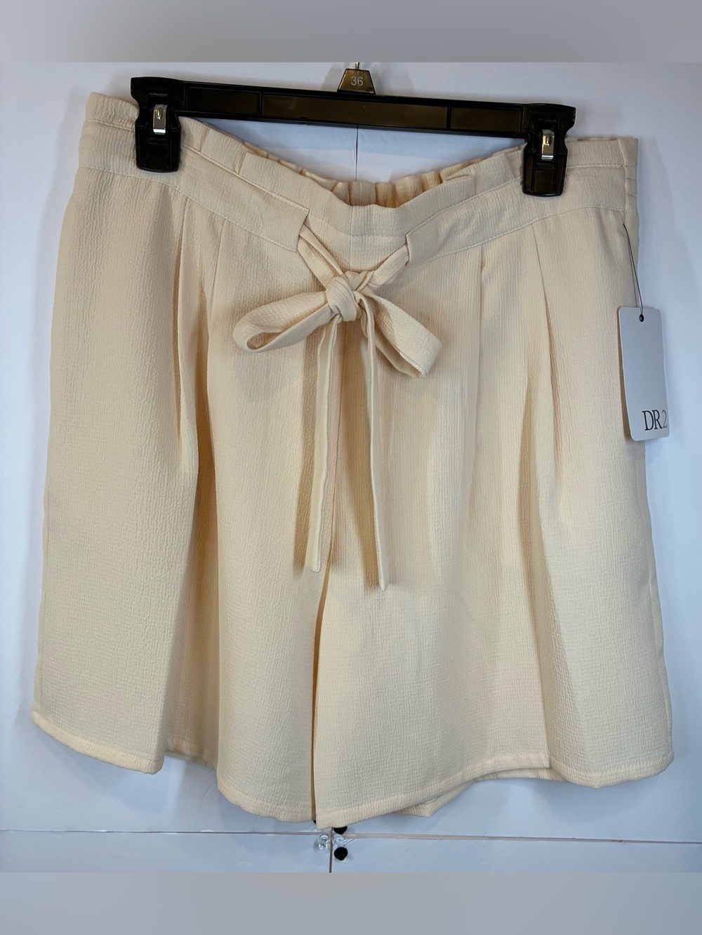 DR2 by Daniel Rainn Cream Textured Tie Waist Shorts  Women’s Size Large NWT